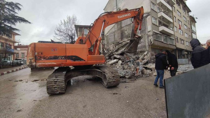 İ̇ş Makinesi Operatörünün Ölümden Döndüğü Anlar Kamerada