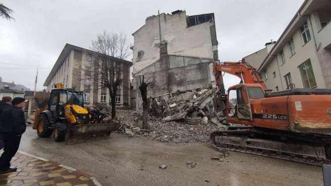 İ̇ş Makinesi Operatörünün Ölümden Döndüğü Anlar Kamerada