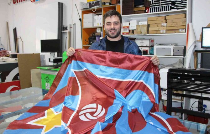 Reklamcılar, Trabzonspor Bayrağı Siparişlerine Yetişemiyor