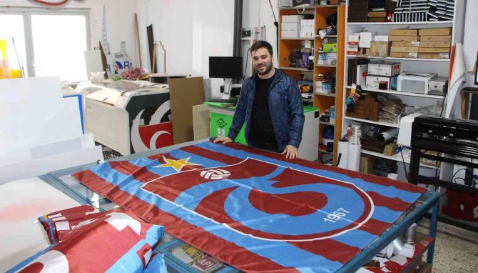Reklamcılar, Trabzonspor Bayrağı Siparişlerine Yetişemiyor