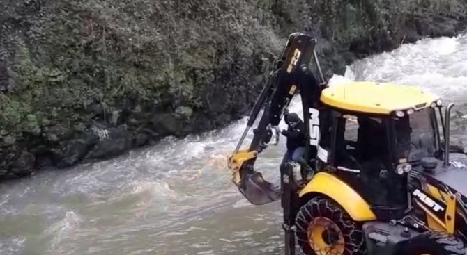 Dereye Düşen Kedi Kepçe Yardımıyla Kurtarıldı