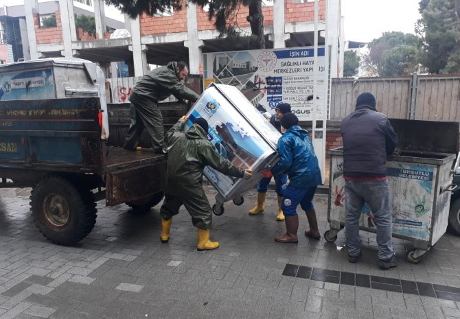 Turgutlu Belediyesi Çöp Konteynerlerini Yeniliyor