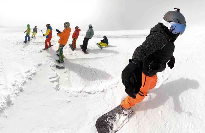 Van’daki Snowboard Tutkunlarından Nefes Kesen Gösteri