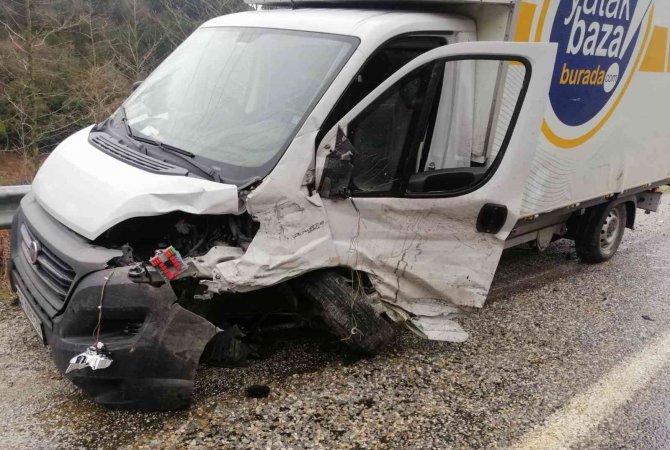 Yalova’da Trafik Kazası: 2 Yaralı