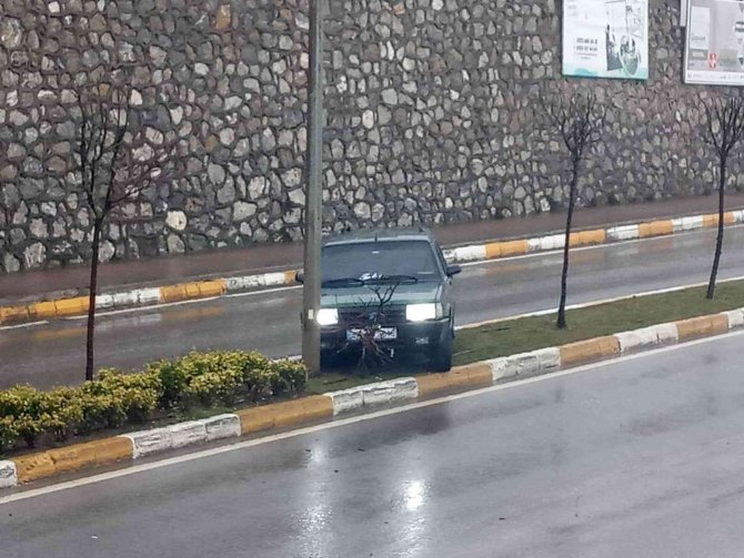 Zonguldak’ta Otomobil Refüje Çarparak Durabildi