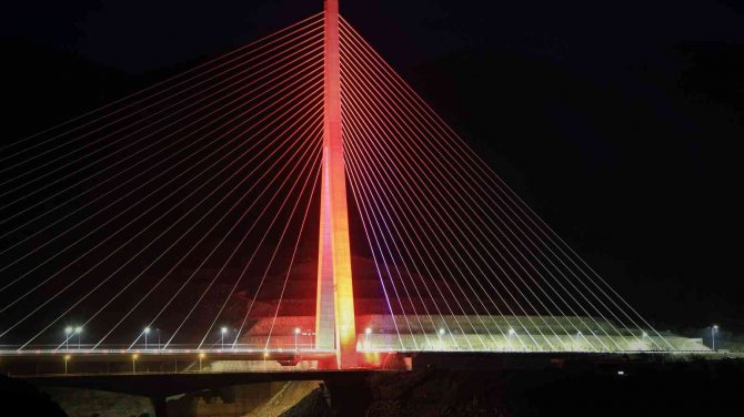 16 Şehri Birbirine Bağlayan Kömürhan Köprüsü Işıklandırmasıyla Görsel Şölen Sunuyor