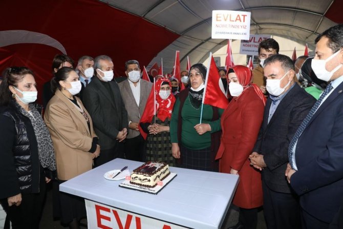 Ak Parti Teşkilatından Diyarbakır Annelerine Ziyaret