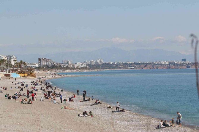 Antalya’da Şubat Ayında Sıcak Havayı Fırsat Bilenler Sahile Koştu