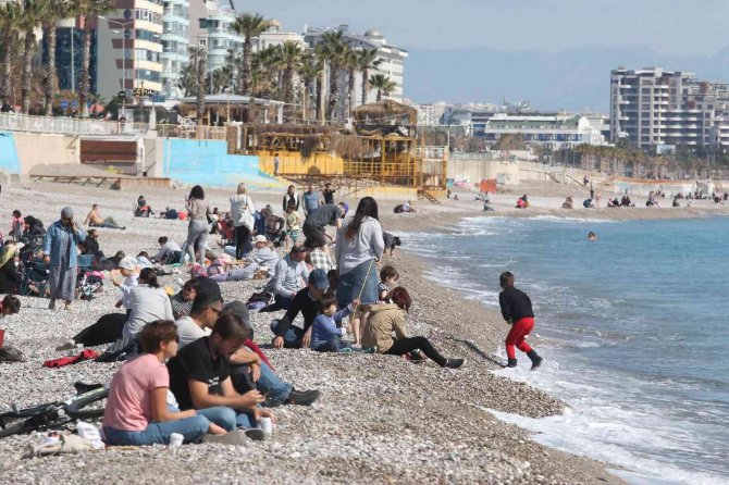 Antalya’da Şubat Ayında Sıcak Havayı Fırsat Bilenler Sahile Koştu