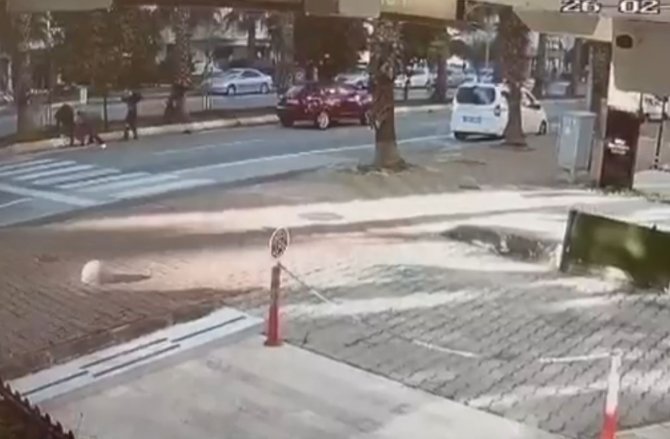 Yaya Geçidinden Geçmek İsteyen Küçük Kızın Ölümden Döndüğü Anlar Kamerada