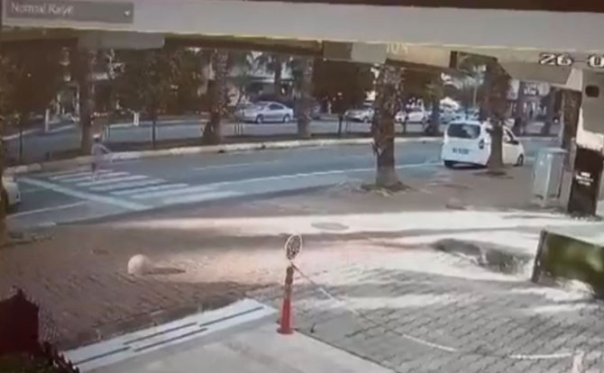 Yaya Geçidinden Geçmek İsteyen Küçük Kızın Ölümden Döndüğü Anlar Kamerada