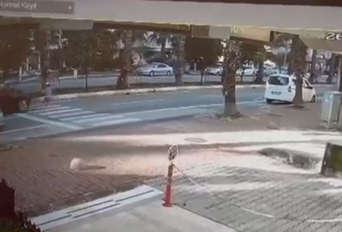 Yaya Geçidinden Geçmek İsteyen Küçük Kızın Ölümden Döndüğü Anlar Kamerada