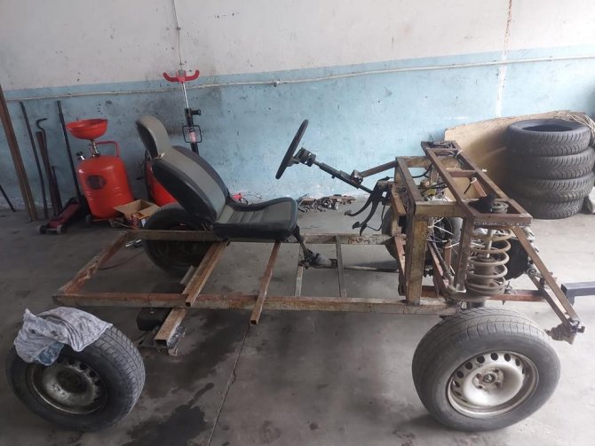 Topladıkları Hurdalardan Araba Yaptılar