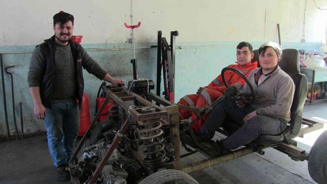Topladıkları Hurdalardan Araba Yaptılar
