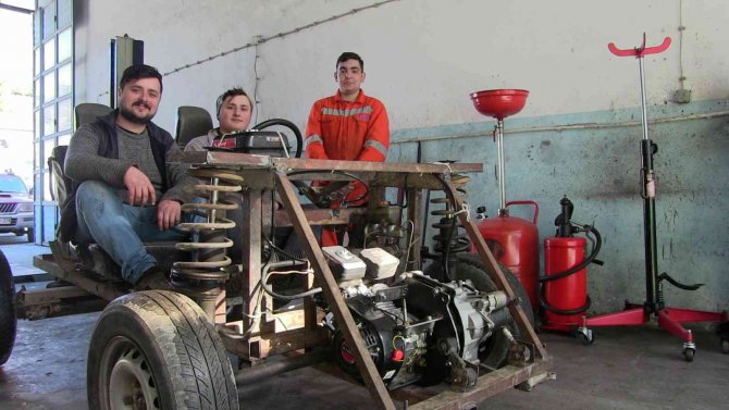 Topladıkları Hurdalardan Araba Yaptılar