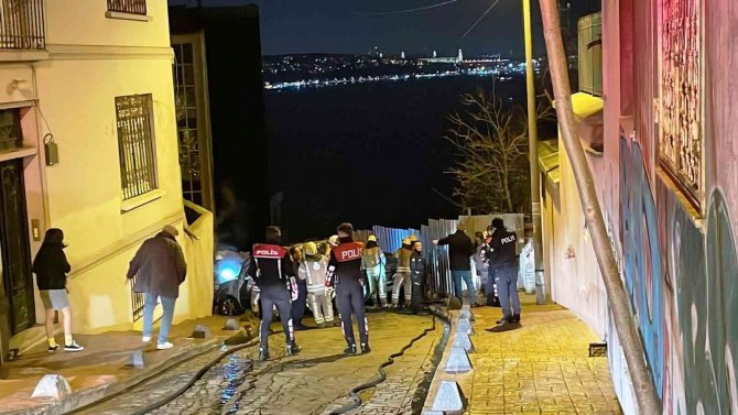 Beyoğlu’nda Alev Alan Araç Park Halindeki Otomobile Çarparak Durdu