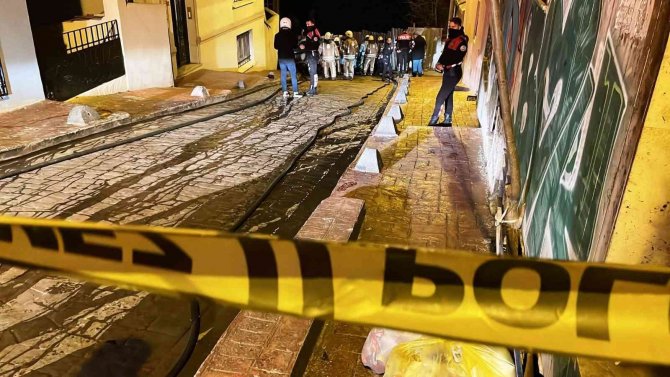 Beyoğlu’nda Alev Alan Araç Park Halindeki Otomobile Çarparak Durdu