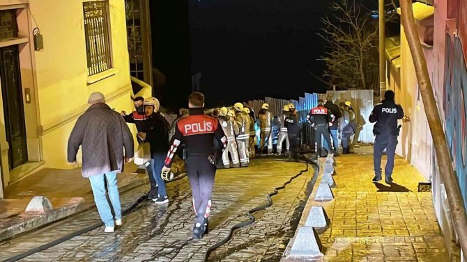 Beyoğlu’nda Alev Alan Araç Park Halindeki Otomobile Çarparak Durdu