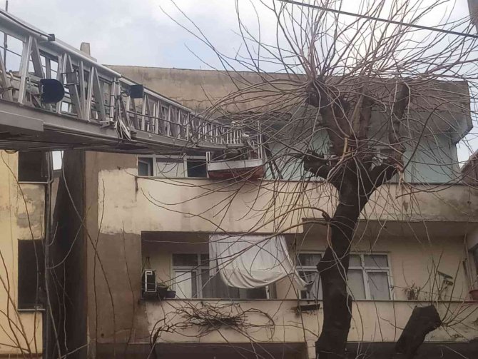Beyoğlu’nda Korkutan Çatı Yangını