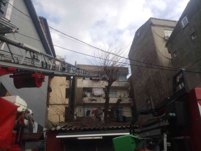 Beyoğlu’nda Korkutan Çatı Yangını