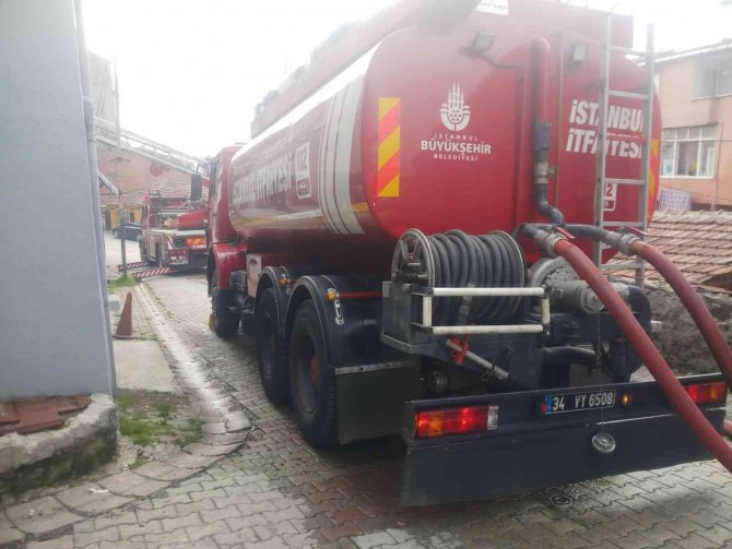 Beyoğlu’nda Korkutan Çatı Yangını