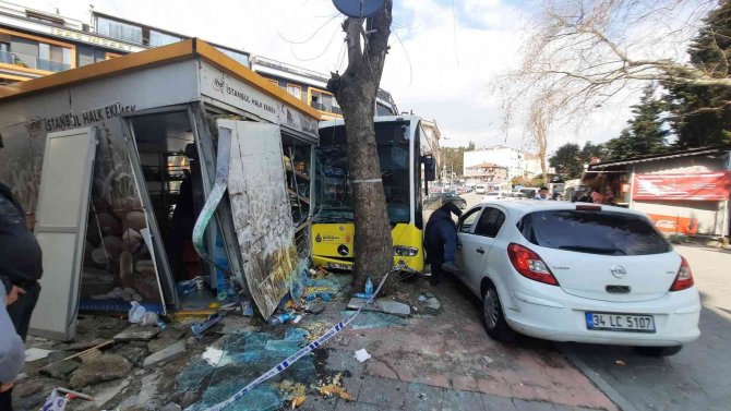 Beyoğlu’nda İ̇ett Otobüsü Halk Ekmek Büfesine Daldı, Facianın Eşiğinden Dönüldü