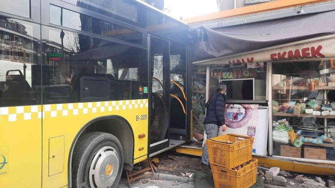 Beyoğlu’nda İ̇ett Otobüsü Halk Ekmek Büfesine Daldı, Facianın Eşiğinden Dönüldü