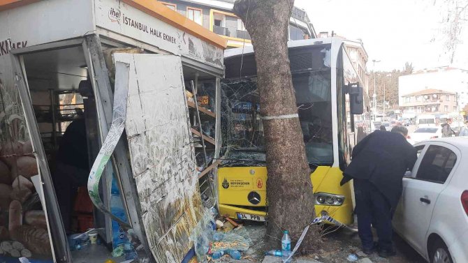 Beyoğlu’nda İ̇ett Otobüsü Halk Ekmek Büfesine Daldı, Facianın Eşiğinden Dönüldü