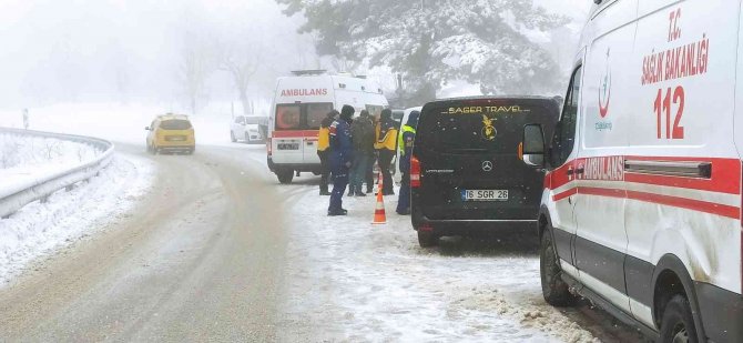 Uludağ Yolunda Araçlar Kafa Kafaya Çarpıştı: 3 Yaralı