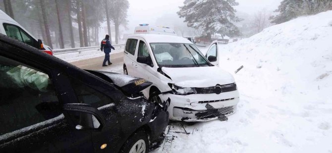 Uludağ Yolunda Araçlar Kafa Kafaya Çarpıştı: 3 Yaralı