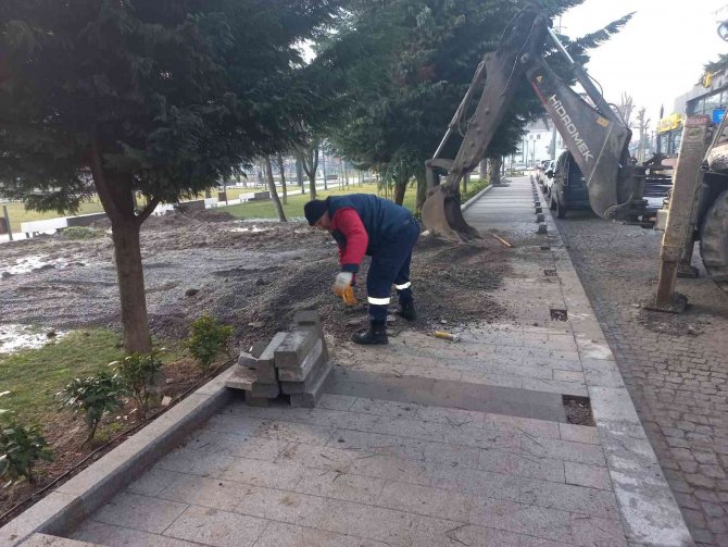 Kaldırımlarda Onarım Sürüyor
