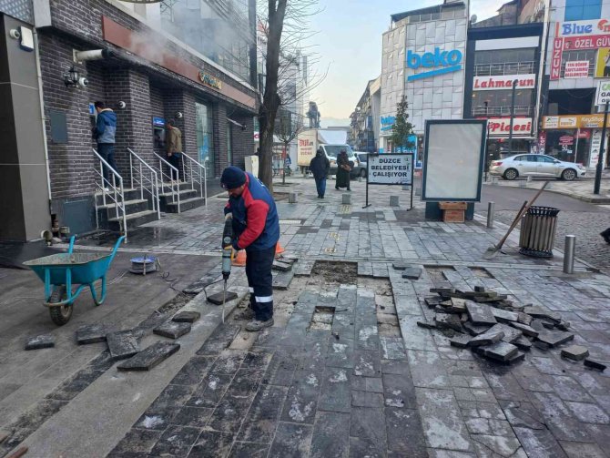 Kaldırımlarda Onarım Sürüyor