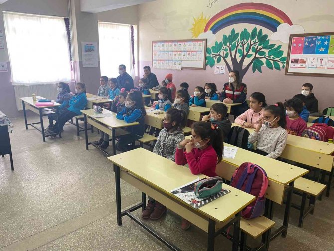 Jandarmandan Kadın Ve Çocuklara Seminer
