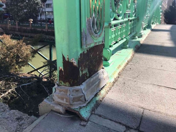 Eskişehir’de Köprüler Bakımsız Kaldı