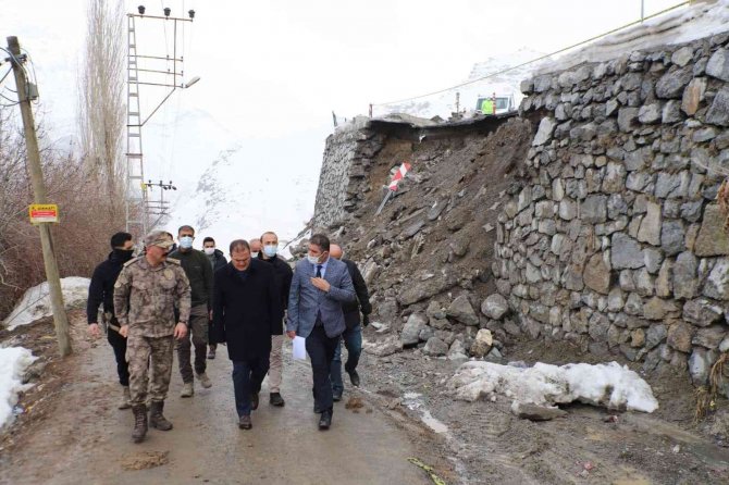 Hakkari Valisi Akbıyık, Yıkılan İstinat Duvarını Yerinde İnceledi
