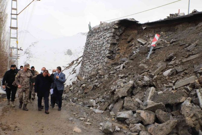 Hakkari Valisi Akbıyık, Yıkılan İstinat Duvarını Yerinde İnceledi