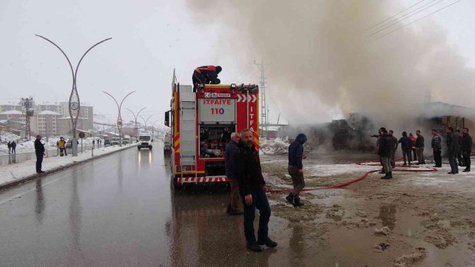 Yüksekova’da İş Yerinde Çıkan Yangın Maddi Hasara Yol Açtı