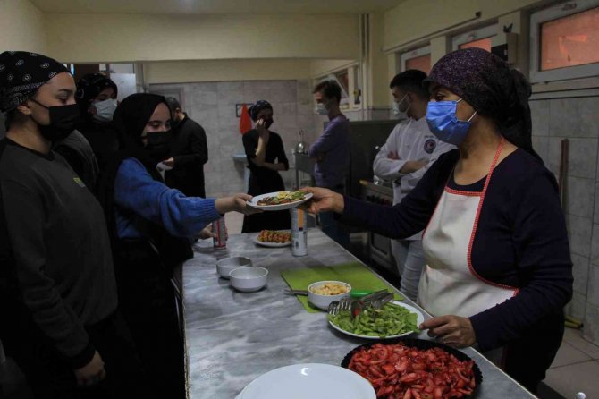 Dünya Ve Yöresel Tatlıları Öğrenerek Kariyerlerine Katkı Sağlıyorlar