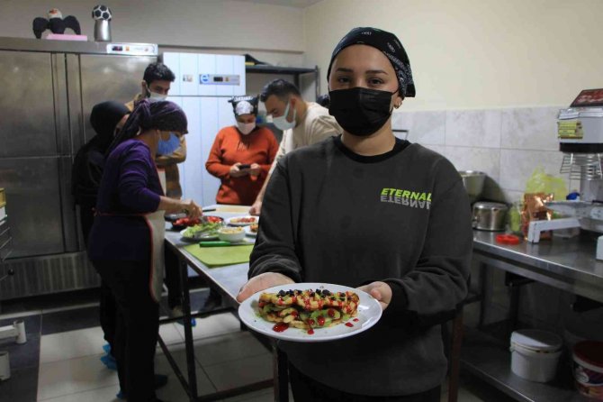 Dünya Ve Yöresel Tatlıları Öğrenerek Kariyerlerine Katkı Sağlıyorlar