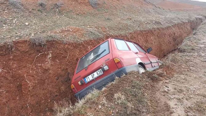 Otomobil Şarampolde Devrildi, Sürücü Yara Almadan Kurtuldu