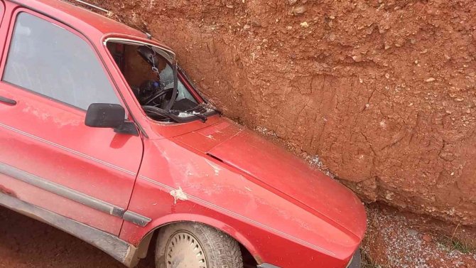 Otomobil Şarampolde Devrildi, Sürücü Yara Almadan Kurtuldu