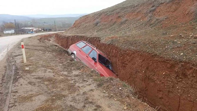 Otomobil Şarampolde Devrildi, Sürücü Yara Almadan Kurtuldu