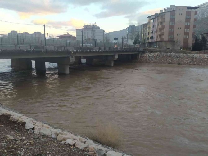 Eriyen Karlar Söğütlü Çayı’nı Coşturdu