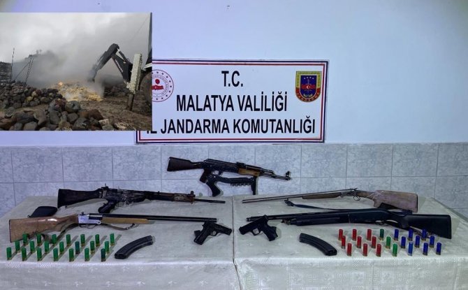 Yangın Çıkan Ahırda Çok Sayıda Silah Ele Geçirildi