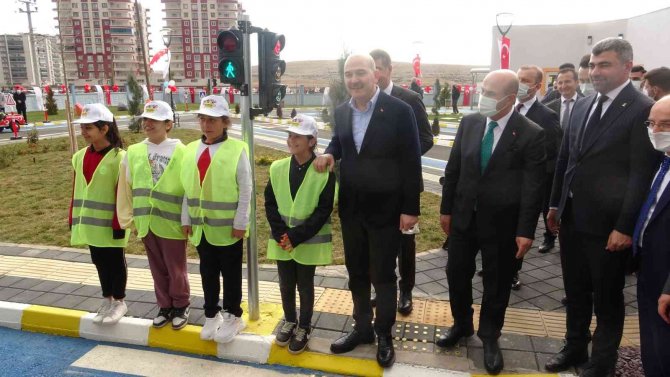İ̇çişleri Bakanı Soylu, Trafik Eğitim Parkını Ziyaret Etti