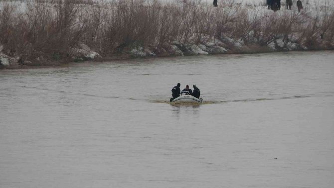 Muş’ta Karasu Nehri’ne Düşen Yağmur’u Arama Çalışmaları Sürüyor