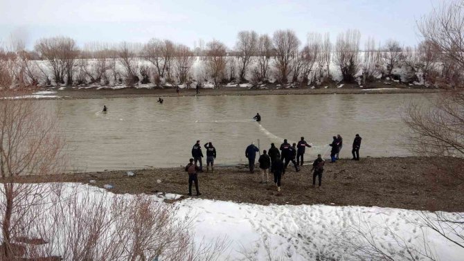 Muş’ta Karasu Nehri’nde Kaybolan Yağmur İçin Suya 50 Metrelik Ağ Çekildi