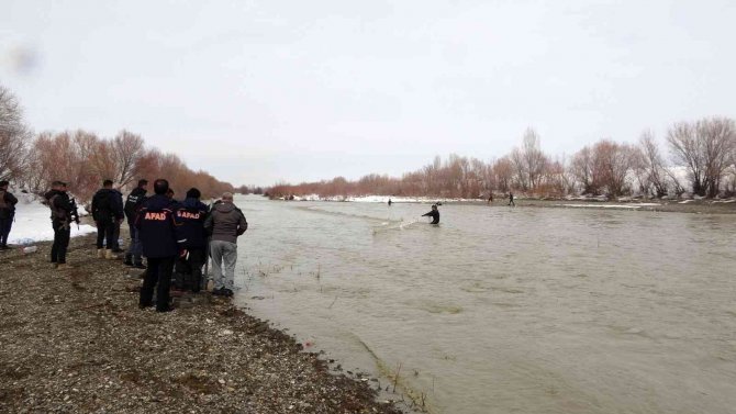 Muş’ta Karasu Nehri’nde Kaybolan Yağmur İçin Suya 50 Metrelik Ağ Çekildi
