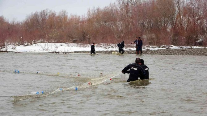 Muş’ta Karasu Nehri’nde Kaybolan Yağmur İçin Suya 50 Metrelik Ağ Çekildi