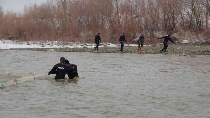 Muş’ta Karasu Nehri’ne Düşen Yağmur İçin Çalışmalara 5. Günde Ara Verildi
